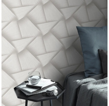 Wohnraumszene mit einer weißen 3D-Tapete mit geometrischem Design.