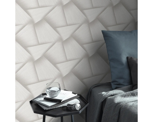 Wohnraumszene mit einer weißen 3D-Tapete mit geometrischem Design.