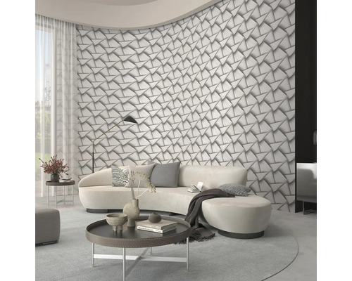 Modernes Wohnzimmer mit dreieckiger Design-Tapete, Sofa und Couchtisch