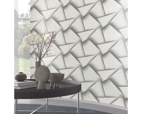 Tapete mit geometrischem Dreiecksmuster im modernen Wohnraum