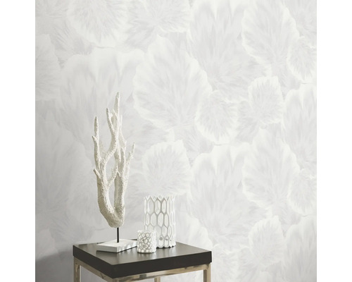 Helle Tapete mit floralem Muster und Dekoration auf einem Tisch