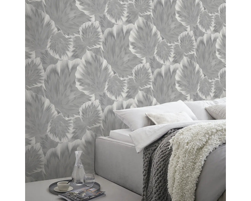 Schlafzimmer mit floraler Tapete, Bett und Nachttisch