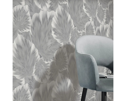 Nahaufnahme einer Wand mit floralem Tapetenmuster und einem Sessel