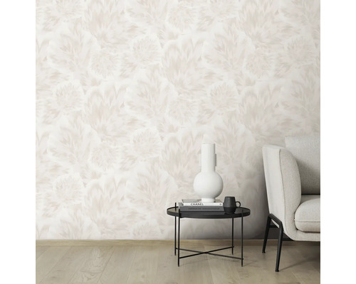 Wohnraum mit blumiger Vliestapete, Beistelltisch, Dekoration und Sessel