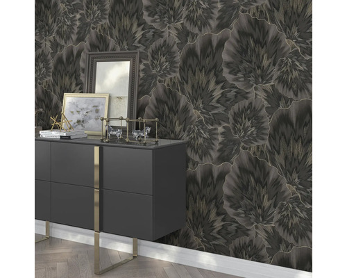 Dekorative dunkle Tapete mit floralem Muster im Wohnzimmer über einer Kommode