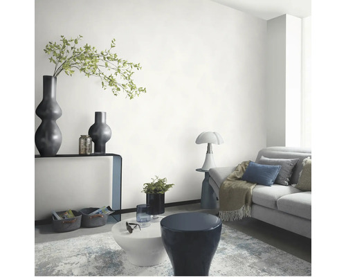 Wohnzimmer mit Sofa, Tisch und Dekorationen für Wohnraumgestaltung