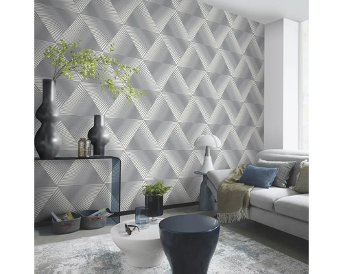 Wohnzimmer mit dreieckiger Design Tapete, Sofa, Tisch und Dekorationen für ein modernes Wohnambiente.
