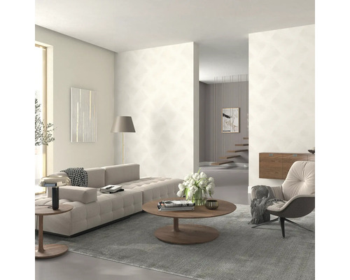 Modernes Wohnzimmer mit Sofa, Sessel, Couchtisch und gemusterter Tapete