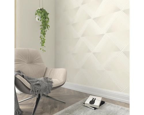 Modernes Wohnzimmer mit Sessel, Zimmerpflanze und dreidimensionaler Tapete mit geometrischem Muster