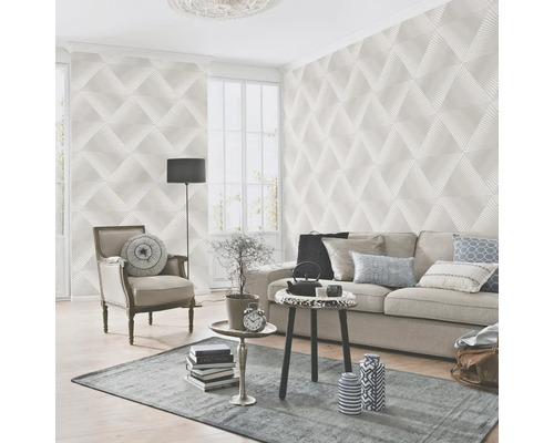 Wohnzimmer mit Sofa, Sessel, Teppich und gemusterter Tapete