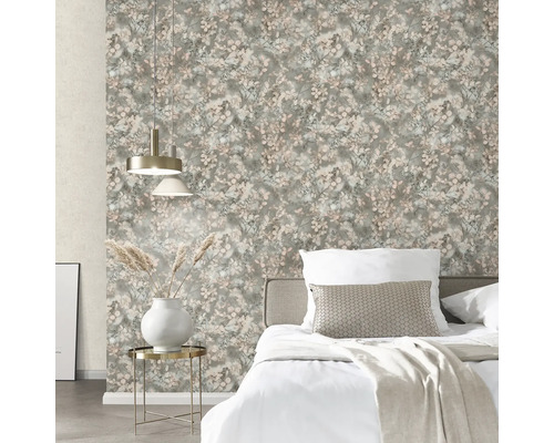 Schlafzimmer mit floral gemusterter Tapete, Bett und Beistelltisch mit Dekoration