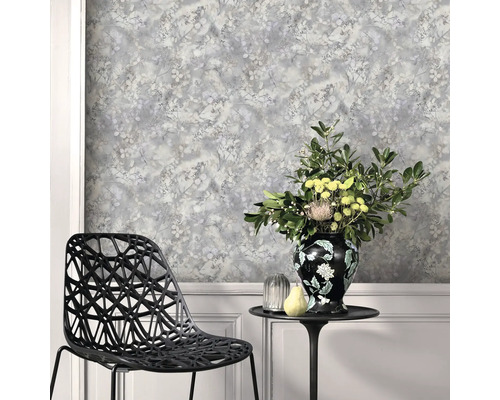 Szene mit gemusterter Tapete, Stuhl und Tisch mit Blumenvase