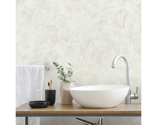 Badezimmer mit Aufsatzwaschbecken, Armatur, Handtuch und Accessoires auf einer Holzablage vor einer gemusterten Tapete