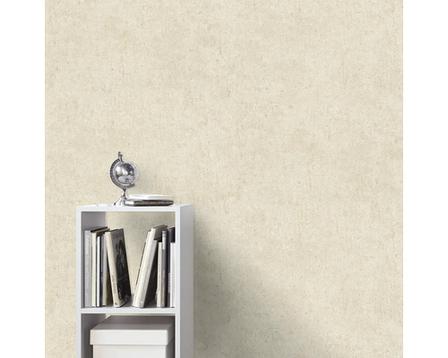 Helle Wandtapete mit Struktur neben einem Regal mit Büchern und Dekoration