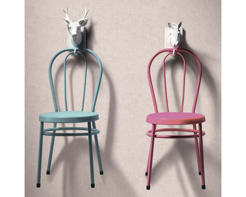 Zwei Stühle mit Tierkopf-Wandhaken