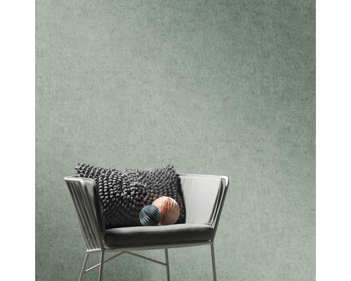 Szene mit gemusterter Tapete, Stuhl, Kissen und Dekoration