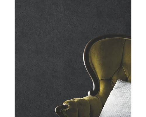 Nahaufnahme einer grauen Wand mit Sessel