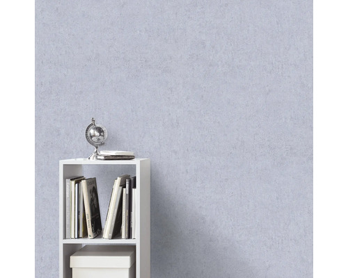 Wand mit Struktur und Bücherregal