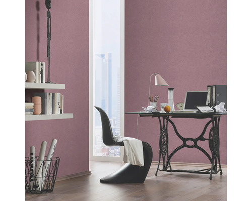 Arbeitszimmer mit Schreibtisch, Stuhl und Regal vor einer Wand mit Vliestapete