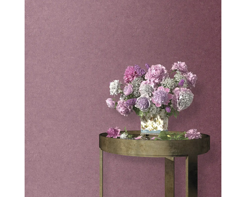 Blumenarrangement in einer Vase auf einem Tisch