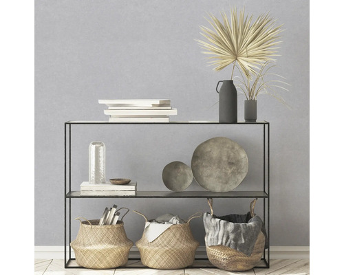 Dekoratives Regal mit Körben, Büchern, Schalen und Vasen