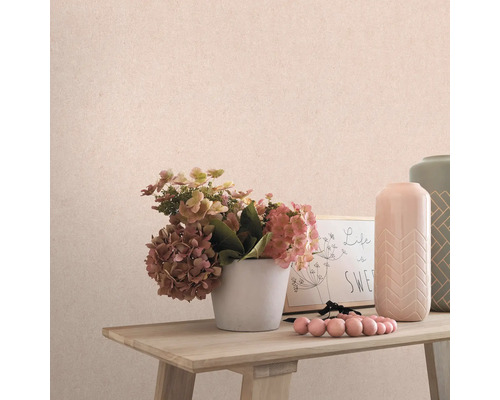 Dekorative Tapete mit Blumen und Vasen auf einem Holztisch