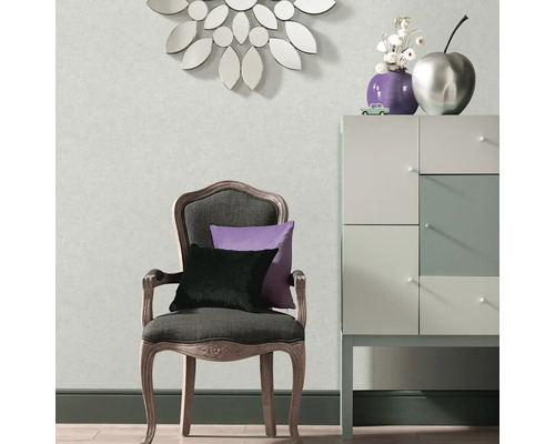 Wohnraum mit Stuhl, Kissen, Kommode und Dekoration