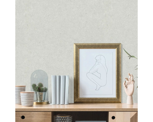 Nahaufnahme einer beigen Vliestapete mit feiner Struktur im Wohnraum