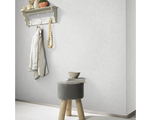 Helles Zimmer mit Wandgarderobe und Hocker als Wandgestaltung