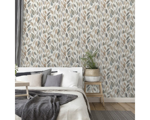Schlafzimmer mit Bett und blättriger Tapete