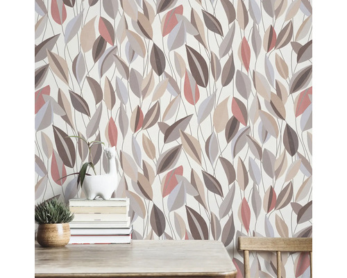 Zimmer mit Tapete mit Blättermuster