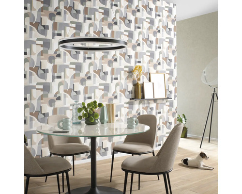 Esszimmer mit rundem Tisch, Stühlen und gemusterter Tapete