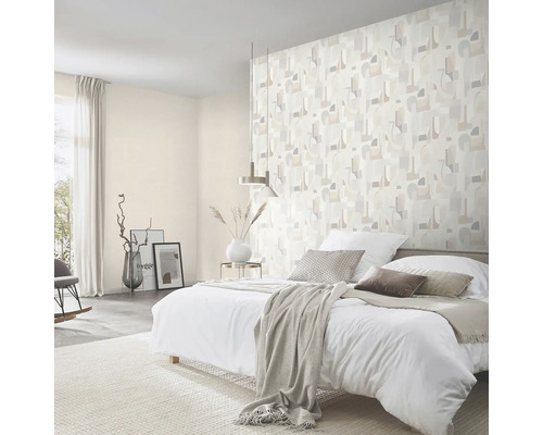 Helles Schlafzimmer mit gemusterter Tapete, Bett und Teppich für eine freundliche Atmosphäre