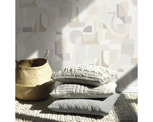 Dekorative Szene mit Korb, Kissenstapel und gemusterter Tapete für ein gemütliches Ambiente