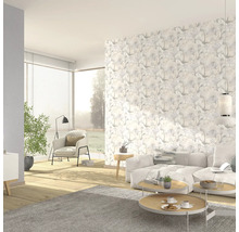 Helles Wohnzimmer mit gemusterter Tapete, Sofa und Sesseln