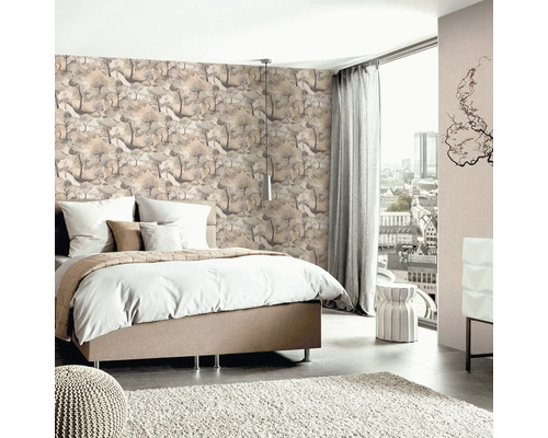 Helles Schlafzimmer mit gemusterten Tapeten, Bett und Ausblick auf die Stadt