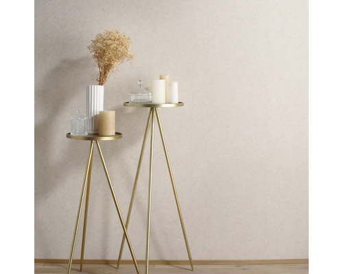 Dekorative Szene mit Beistelltischen, Kerzen, Vase und Trockenblumen