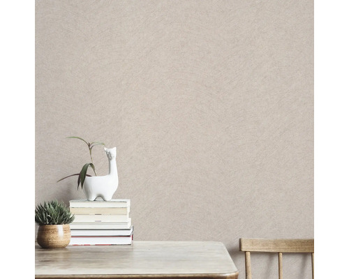 Szene mit beiger Tapete, Tisch und Dekoration