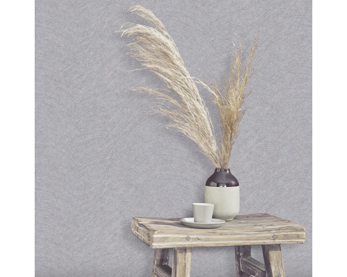 Szene mit grauer Struktur Tapete, Vase mit Ziergras, Tasse und kleinem Holztisch