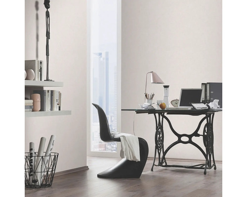 Arbeitszimmer mit Schreibtisch, Stuhl, Bücherregal und Fenster