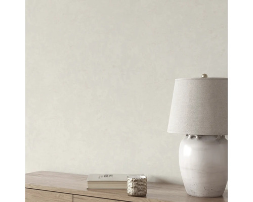 Dekorative Tischleuchte auf einem Tisch mit Buch und Kerze.