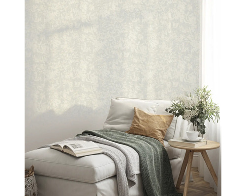 Wohnraum mit gemusterter Tapete, Sofa und Beistelltisch