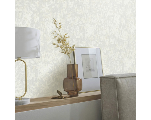 Nahaufnahme einer floral gemusterten Tapete im Interieur, kombiniert mit Dekorationselementen wie Lampe, Vase und Bild