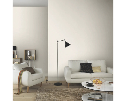 Helles Wohnzimmer mit Sofa, Sessel, Stehlampe und Couchtisch