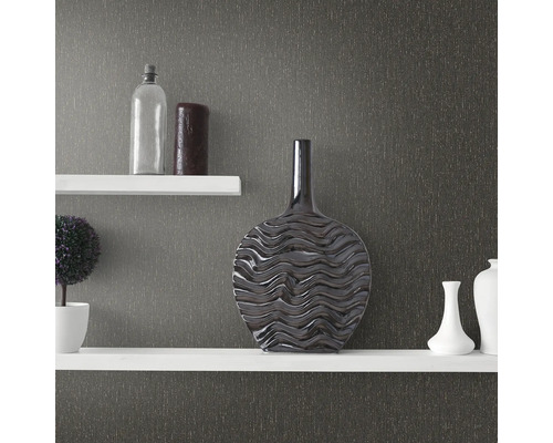 Dekoratives Stillleben mit Vasen und Deko-Elementen auf weißen Regalen vor einer gemusterten Wand