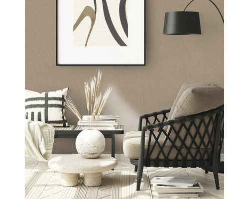 Wohnzimmer mit Sessel, Tisch, Dekoration und Wandbild