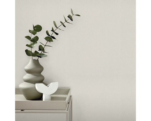 Dekorative Szene mit Vase, Eukalyptuszweigen und Dekoration auf einem Tisch