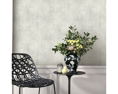 Szene mit gemusterter Tapete, Stuhl, Tisch und Blumenvase