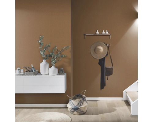 Helle und organisierte Diele mit weißem Schrank, Dekoration, Hut und Korb