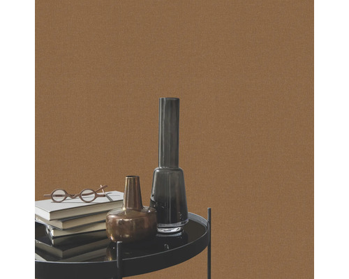 Nahaufnahme von brauner Textiltapete mit Gegenständen auf einem Tisch